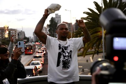 La Araña disfrutó del recorrido por las calles de la capital, donde recibió muestras de cariño.