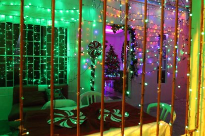 Las casas son adornadas con luces y ornamentaciones.