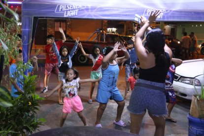 Los niños del barrio ensayan para el show de baile que presentan cada año en Nochebuena.