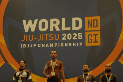 Andres Alvarado ganó tres combates y se coronó campeón Mundial.