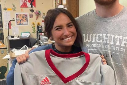 Nicole Hernández junto al joven de quien abusó. Esta foto la compartió la policía.