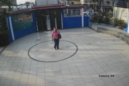 Segundos antes de la salida con la niña, se observa una mujer aparentemente desesperada, con teléfono en mano.