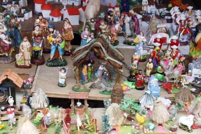 Las figuras para los pesebres son traídas de Perú y Colombia.