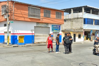 Byron David Samaniego Solís fue atacado a tiros en su negocio. Vecinos y amigos expresaron consternación por su trágico deceso.