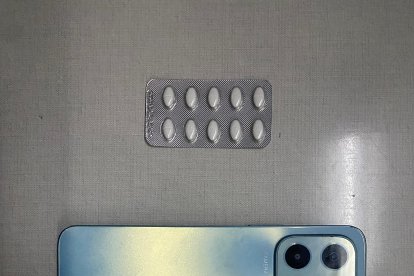 Estas pastillas y el ‘celu’ le decomisaron al sospechoso.
