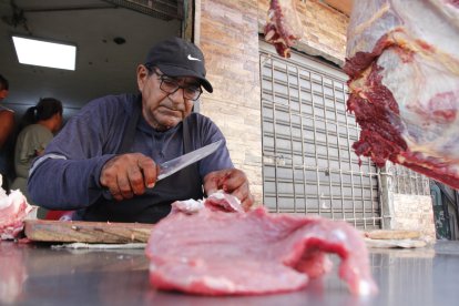 Carlos Vélez viene de una familia de camaleros y carniceros. Sus hijos heredaron el oficio.