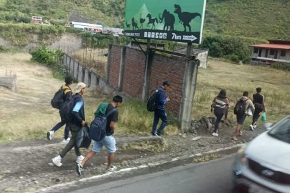 Optaron por caminar por derrumbe.