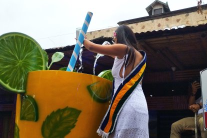 La reina de Montañita, Lisbeth Mejillón, colocó dos botellas de ron al mega cóctel.