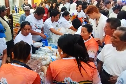 La repartición del cóctel más grande del Ecuador en Montañita fue una locura.