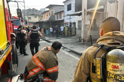 Bomberos asistieron la emergencia, la tarde de este domingo 14 de diciembre.