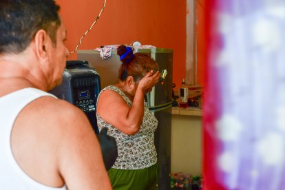 La abuela de
los jóvenes recibe el consuelo de vecinos tras la tragedia.