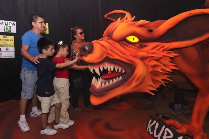 Los concurrentes admiran el nivel de detalle de las creaciones.