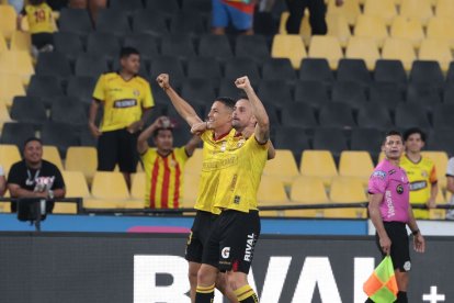 Octavio Rivero marcó los dos goles de Barcelona ante Orense.