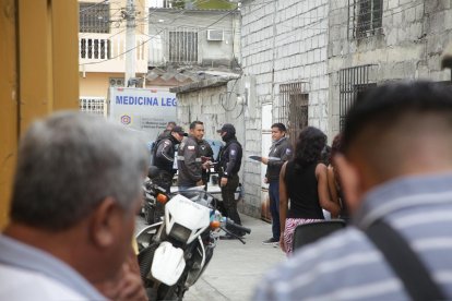 Agentes policiales acudieron al sitio para recabar indicios.