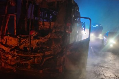 Bus de la cooperativa Yantzaza se incendió en Loja.