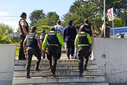 Las personas fueron detenidas durante operativos policiales en Loja.