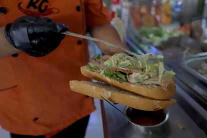 El sánduche solamente se lo vende los días martes, sábado y domingo.