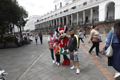 Durante estas fechas, la seguridad del Palacio de Carondelet se redobla, dada la presencia de miles de transeúntes.