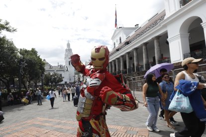 El ‘Iron Man Chulla’ cuenta que siempre tiene problemas con agentes metropolitanos que no le permiten trabajar.