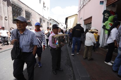 Comerciantes ofrecen sus productos en las calles de la capital.