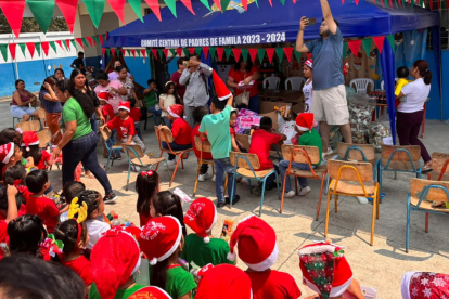 Niños de tres recintos de Tenguel sonríen tras la entrega de juguetes, en una actividad organizada por voluntarios y familiares.