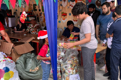 Niños de recintos de Tenguel sostienen sus regalos en un gesto sencillo que marcó la jornada solidaria.