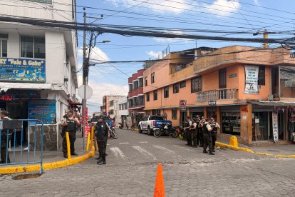Un fuerte contingente policial se desplegó luego de un día del ataque en Nueva Aurora.