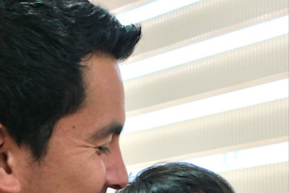 El pequeño Zayn junto a su padre, mientras ilumina su sonrisa.