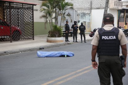 El cuerpo quedó tendido en la calle Carchi.