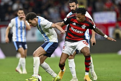 Gonzalo Plata (d) es una de las principales cartas ofensivas del Flamengo.