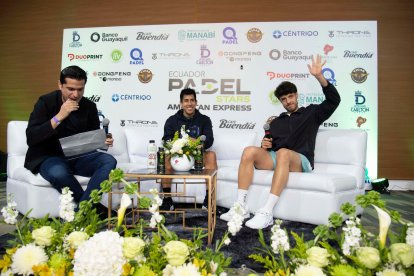 Cientos de aficionados escucharon a los jugadores de pádel durante un evento en la capital ecuatoriana
