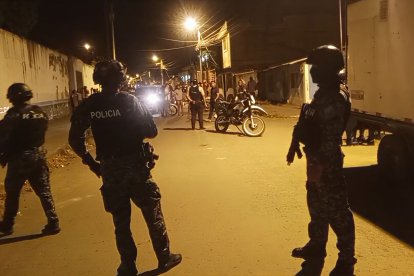 Agentes de la Policía Nacional resguardan el perímetro tras el asesinato de un estudiante en el barrio 15 de Marzo, Esmeraldas.