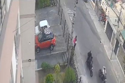 Todo quedó grabado en las cámaras de seguridad de la zona.