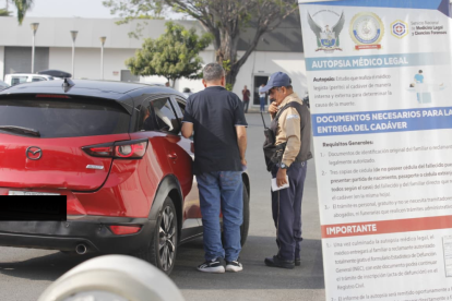 Los familiares de la víctima acudieron a retirar el cuerpo de Mario Pineida.