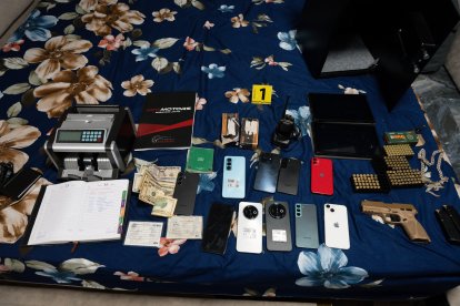 Entre las evidencias se encontró armas, dinero y celulares.