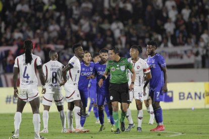 El árbitro Álex Cajas (c) fue el encargado de impartir justicia en la final de la Copa Ecuador