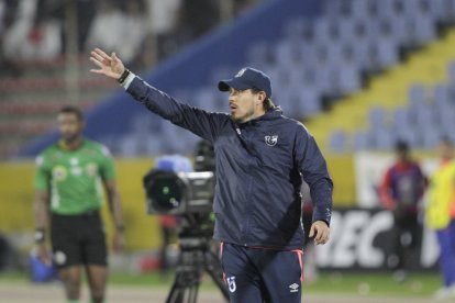 El DT Diego Martínez lideró a la Católica a su primer título en primera categoría.