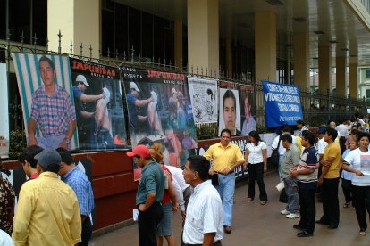 Plantón realizado en el año 2004, un año después del caso, en los exteriores de la Corte Provincial de Justicia del Guayas.