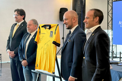 Dirigentes del fútbol ecuatoriano y del legislativo durante la entrega del proyecto en la Asamblea.