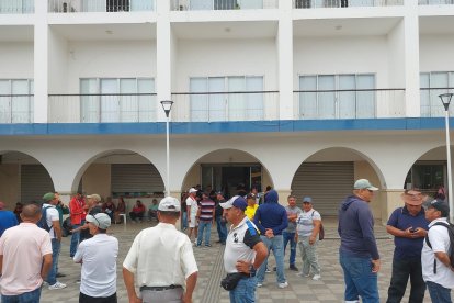 Los obreros llegaron hasta los bajos del edificio municipal de Manta. Allí reclamaron por los valores que les adeudan