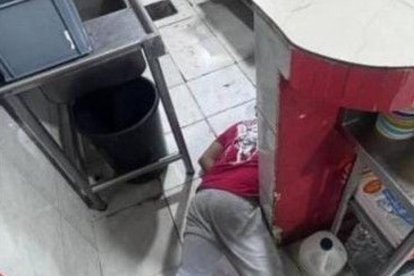 Los hombres sin vida quedaron tendidos dentro del local de Nueva Aurora.