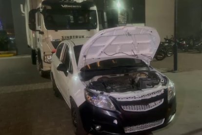 Los agentes encontraron a la víctima en un auto blanco, al igual que a tres de los cuatro aprehendidos.