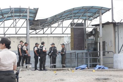 Policías acudieron al sitio para cerrar la zona y recabar indicios.
