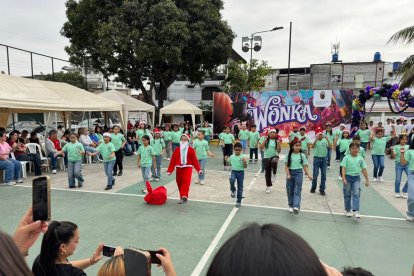 Los padres con sus celulares tomaban fotografías de sus hijos.