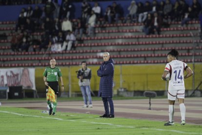 El DT del subcampeón sería sancionado por reclamos.