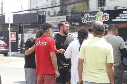 Familiares de la víctima llegaron al sitio del crimen.