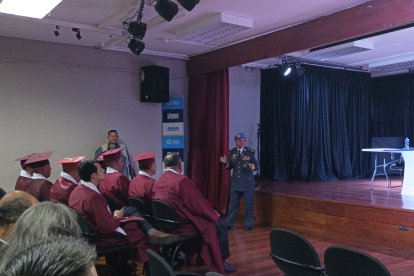 El doctor Ismael Franco Magallanes mientras brinda una charla a los homenajeados.