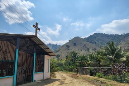 La iglesia se encuentra en la Y que separa Quebrada de Guillén de Pata de Pájaro, comunas de Calderón.