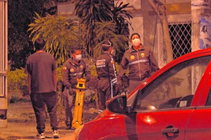 Durante el allanamiento a la vivienda se hallaron varias herramientas, entre ellas una moladora, una motosierra y cuchillos.