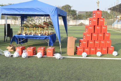 Regalos y trofeos llegaron a la cancha de la liga El Guasmo.